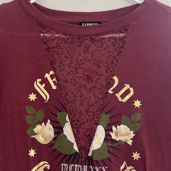 Express shirt with deep v-neck lace cutout - Picture 2 of 4